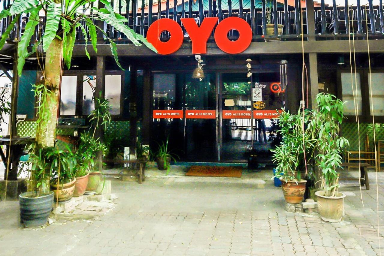 Oyo 1093 Ali'S Motel Teluk Bahang Exterior foto